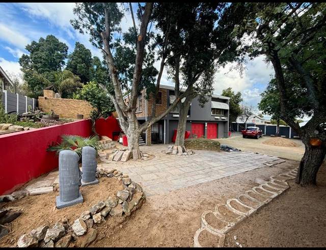 4 BEDROOM HOUSE FOR SALE IN BERGZICHT